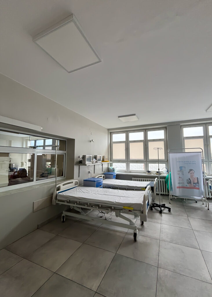 Chirurgia ogólna oraz chirurgia szczękowo-twarzowa zyskała nowe, wygodne  łóżka oraz szafki przyłóżkowe.
